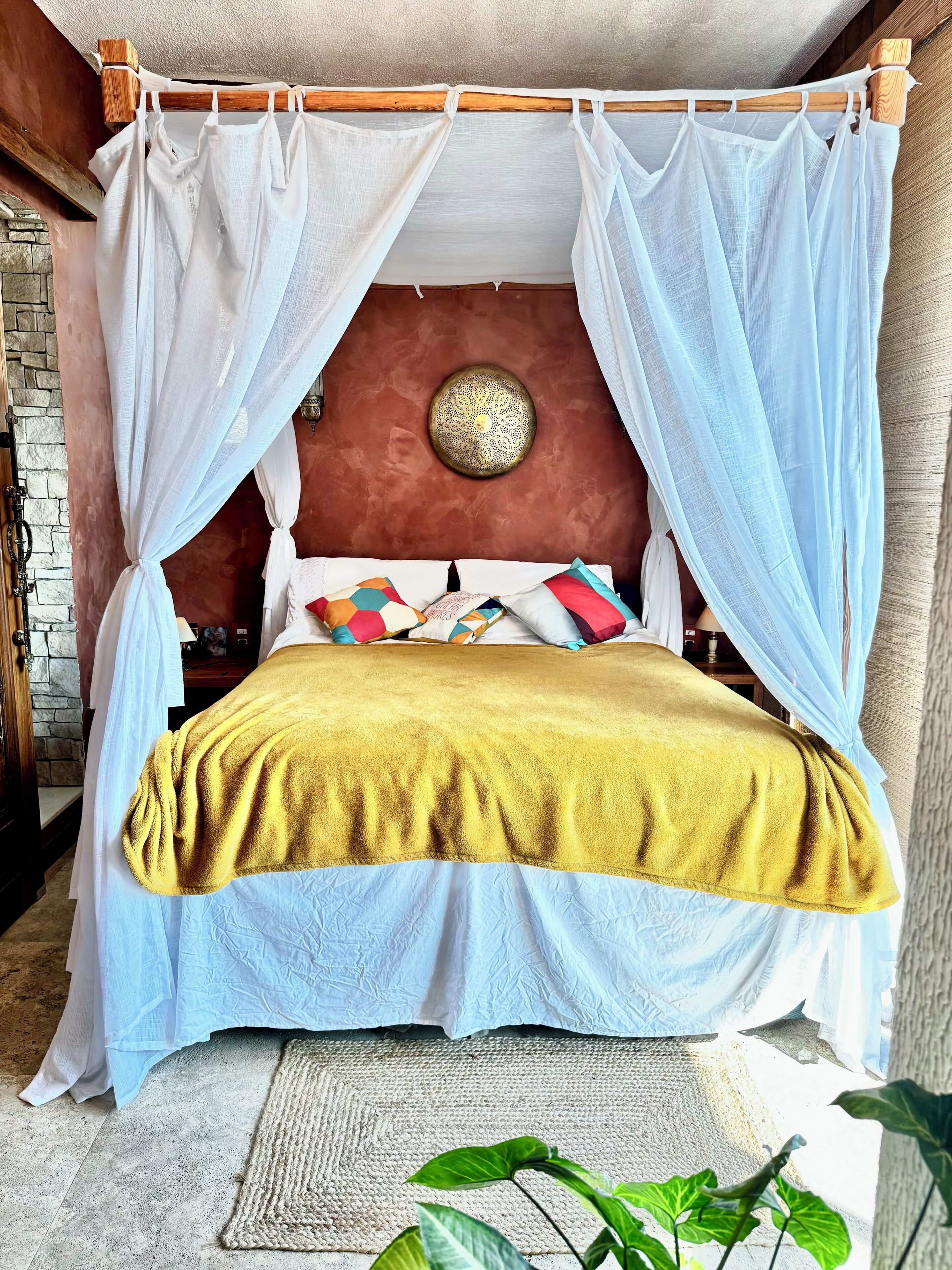 Tabla de planchar con plancha, wifi gratis y ropa de cama 