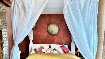 Tabla de planchar con plancha, wifi gratis y ropa de cama