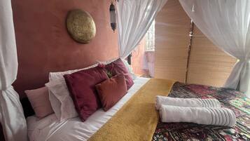 Chambre Supérieure Double ou avec lits jumeaux, vue ville | Matelas mémoire de forme, minibar, bureau, fer et planche à repasser
