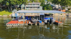 Une jetée dotée d’un espace de repos abrité, d’un bateau et d’un petit bâtiment.