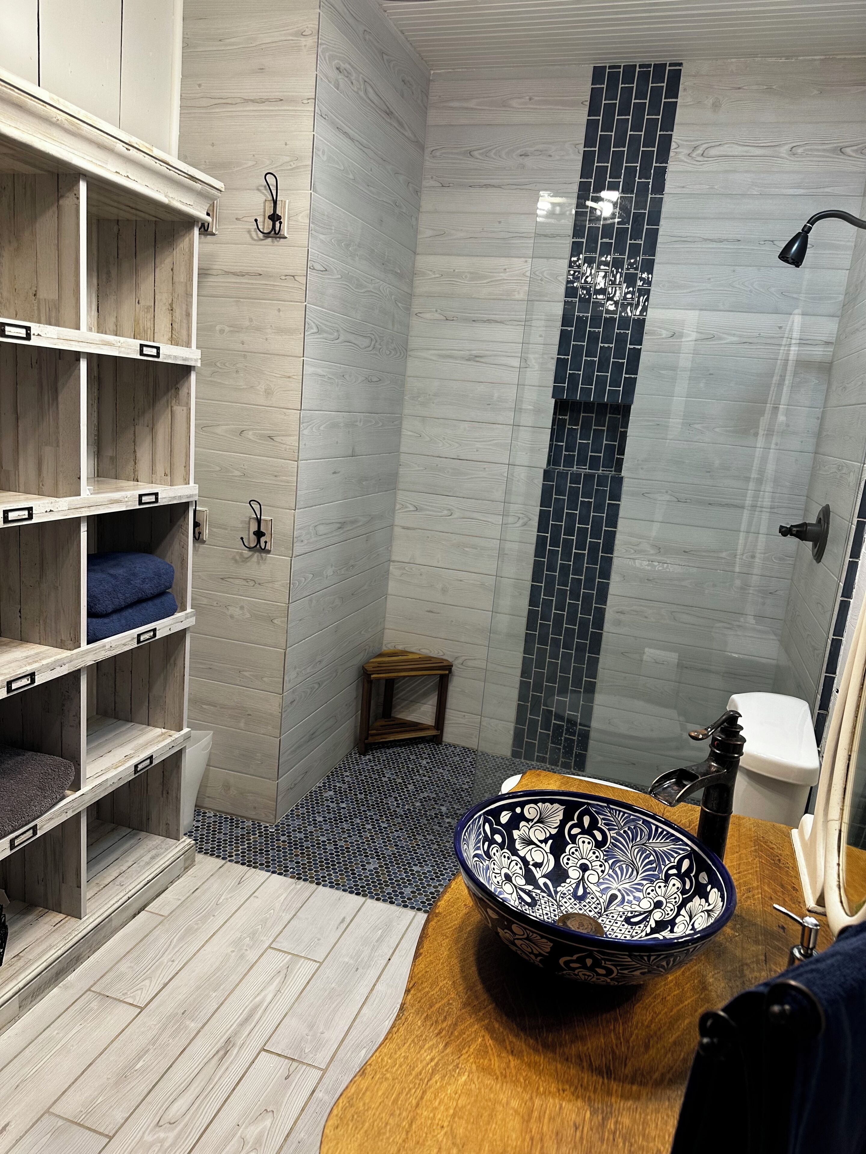Een douche, een haardroger, handdoeken, zeep