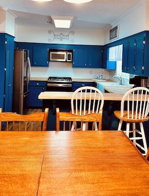 Coffee/tea maker, fridge, microwave, oven - Historic Bryan Home - Sleeps 9 - Batting Cage - Kyle Field Shuttle (Bryan)