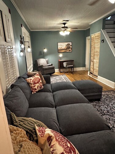 Historic Bryan home-Sleeps 9-Batting Cage- Shuttle possible-15 min to Kyle Field