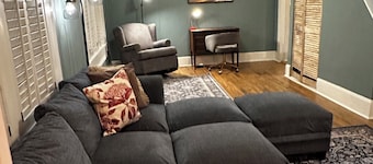 Historic Bryan home-Sleeps 9-Batting Cage- Shuttle possible-15 min to Kyle Field