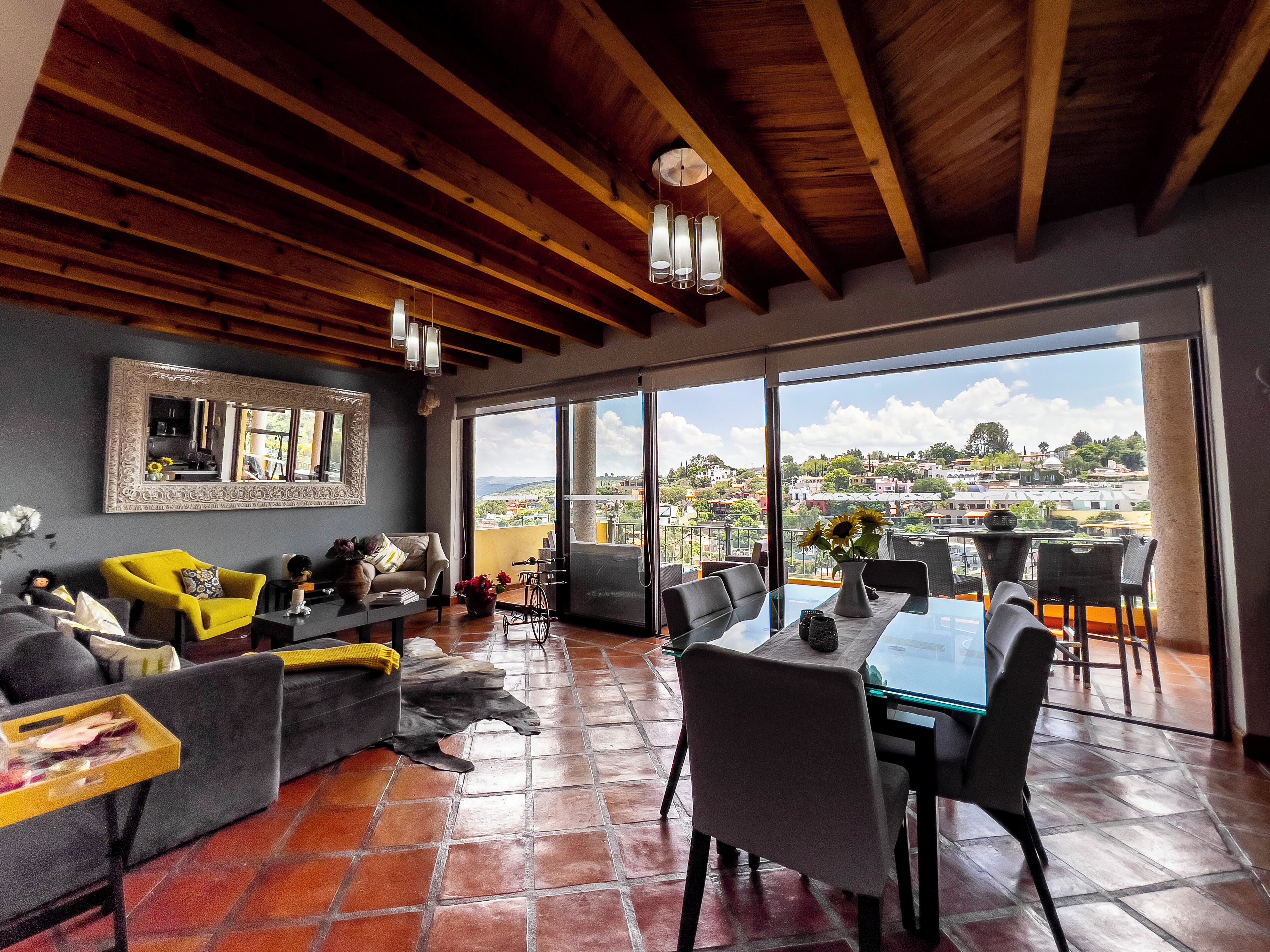 Casa familiar, vista a la montaña | Interior