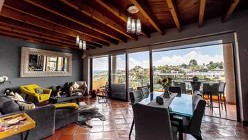 Casa familiar, vista a la montaña | Interior