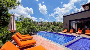 Casa familiar, vista a la montaña | Alberca | Alberca al aire libre