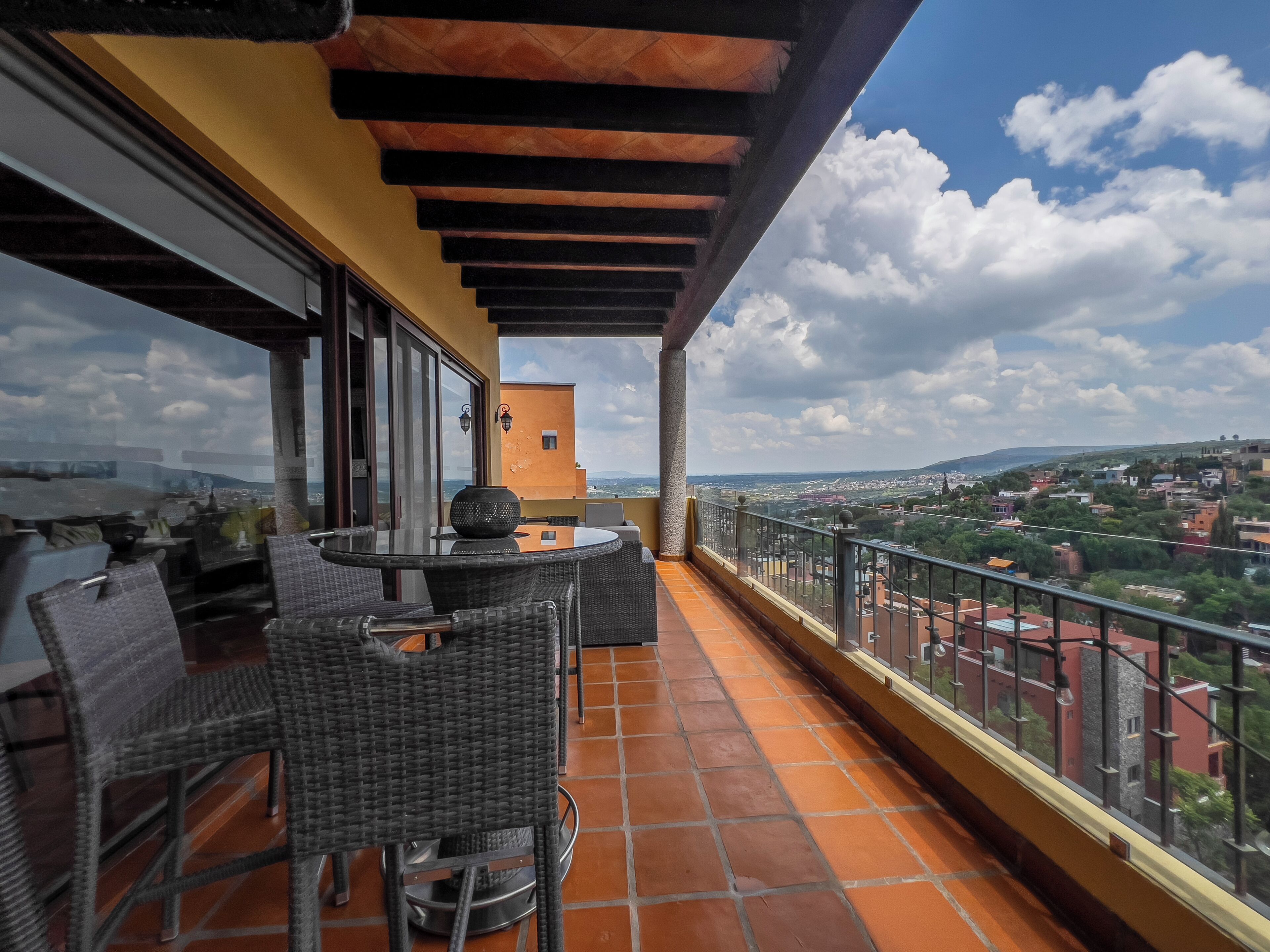 Casa familiar, vista a la montaña | Restaurante al aire libre