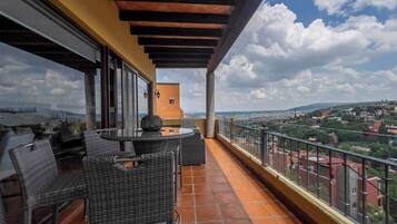 Casa familiar, vista a la montaña | Restaurante al aire libre