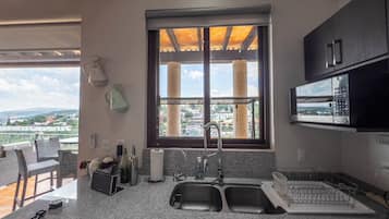 Family House, Mountain View | Private kitchen