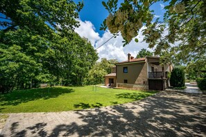 A residential property with a well-maintained lawn, a patio area, and a two-story building with a balcony. - Villa Ferlini with large private yard (Svetvinčenat)