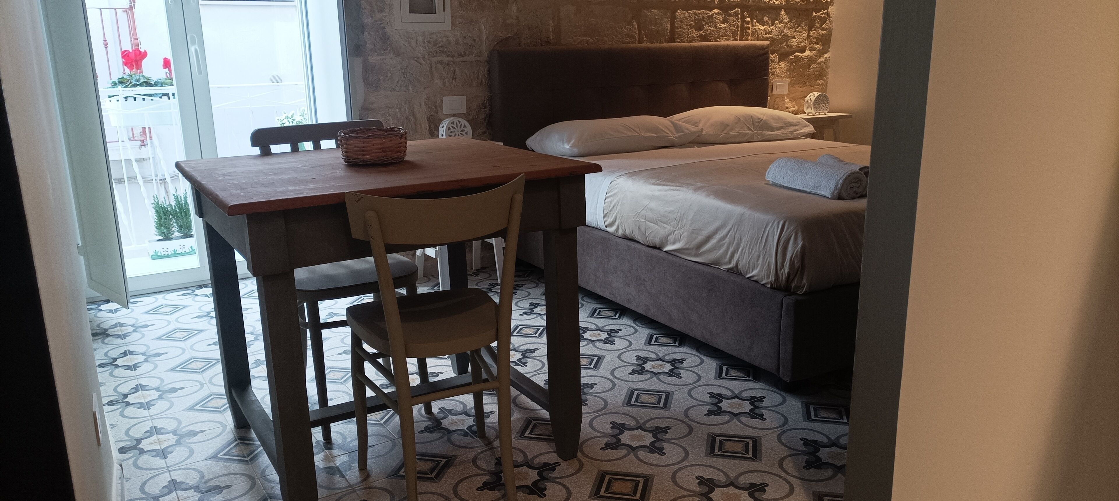 Tabla de planchar con plancha, wifi, ropa de cama