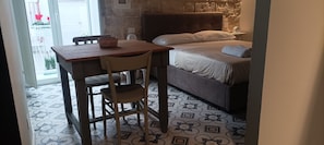 Tabla de planchar con plancha, wifi, ropa de cama