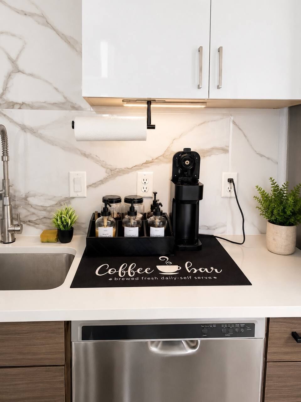 Een keuken met een koffieapparaat, een spoelbak en een vaatwasser.