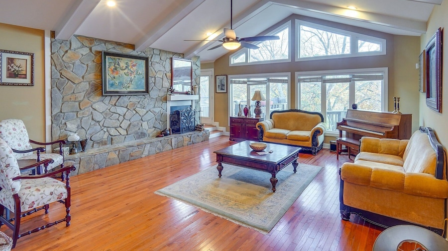Spacious Lakefront