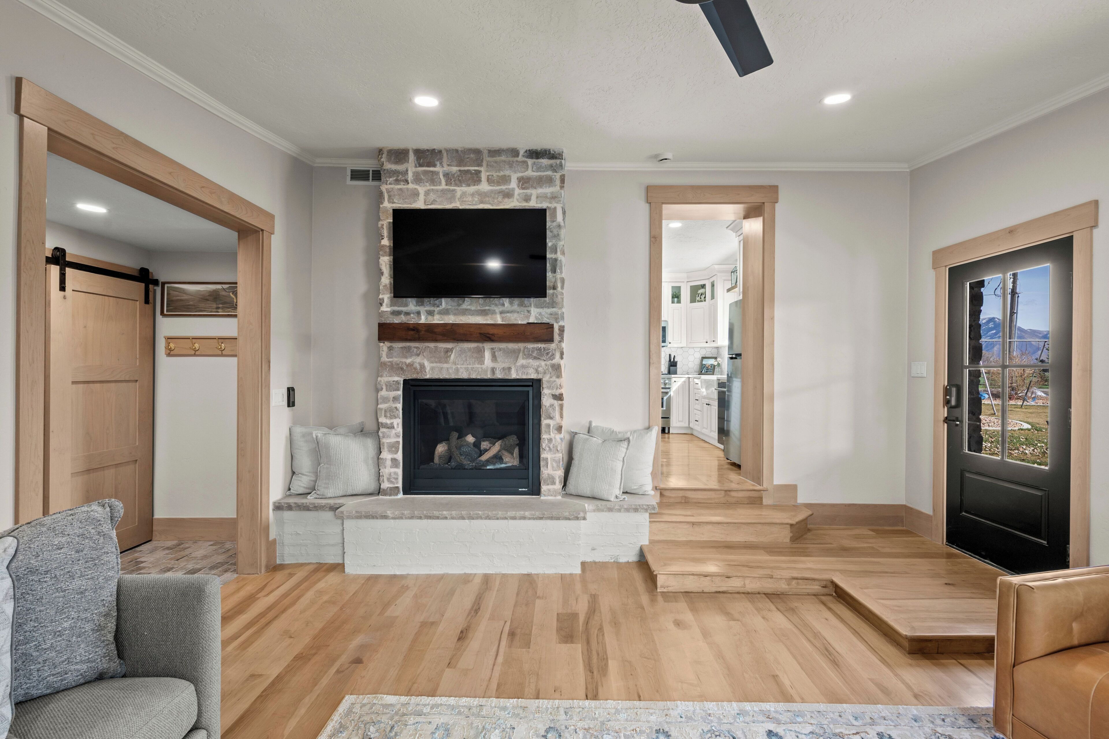 Smart TV, fireplace, table tennis