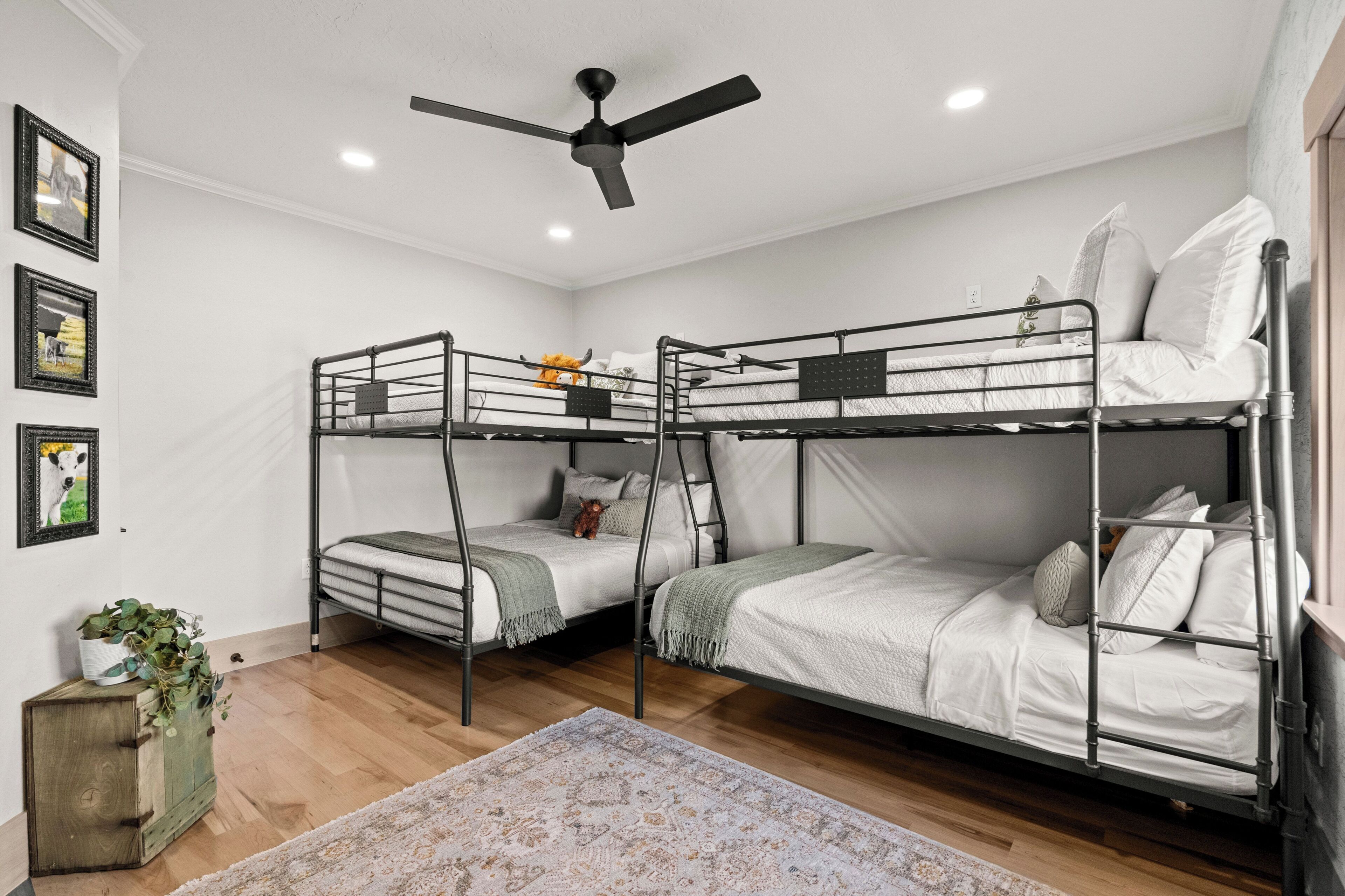 3 bedrooms, desk, iron/ironing board, travel crib