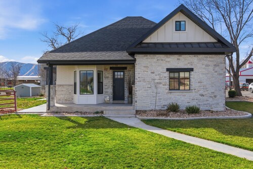 Highlanders Retreat\Private\BBQ Grill\Farmhaus\W&D
