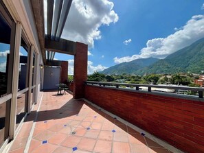 Ein Balkon mit Blick auf Berge und Stadtansicht.