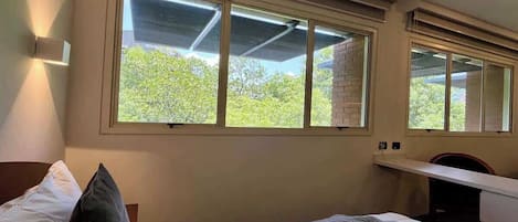 Tabla de planchar con plancha, wifi y ropa de cama