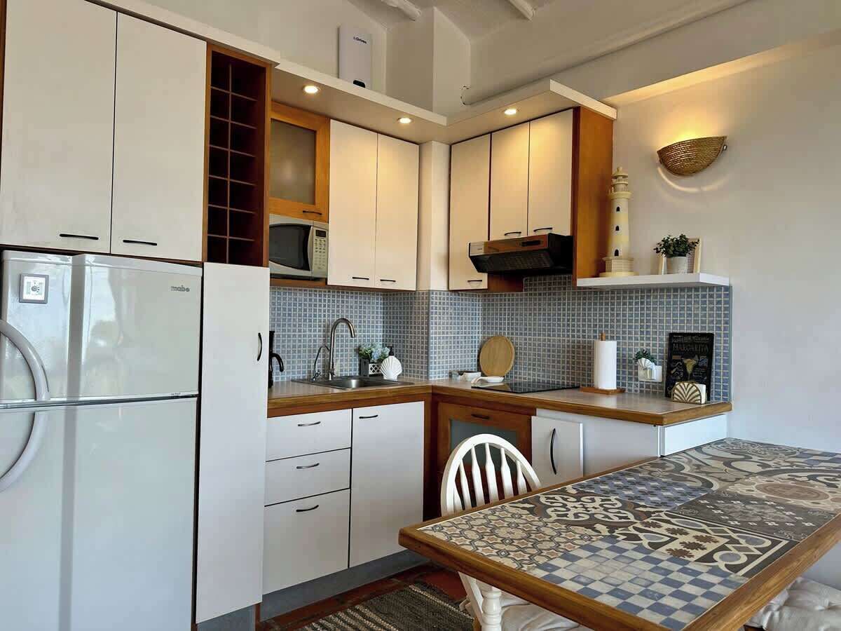 Wasserkocher mit Kaffee-/Teezubehör, Kühlschrank, Mikrowelle, Mixer