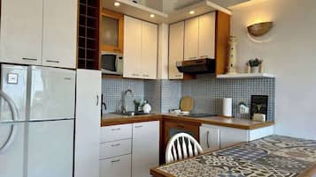 Wasserkocher mit Kaffee-/Teezubehör, Kühlschrank, Mikrowelle, Mixer