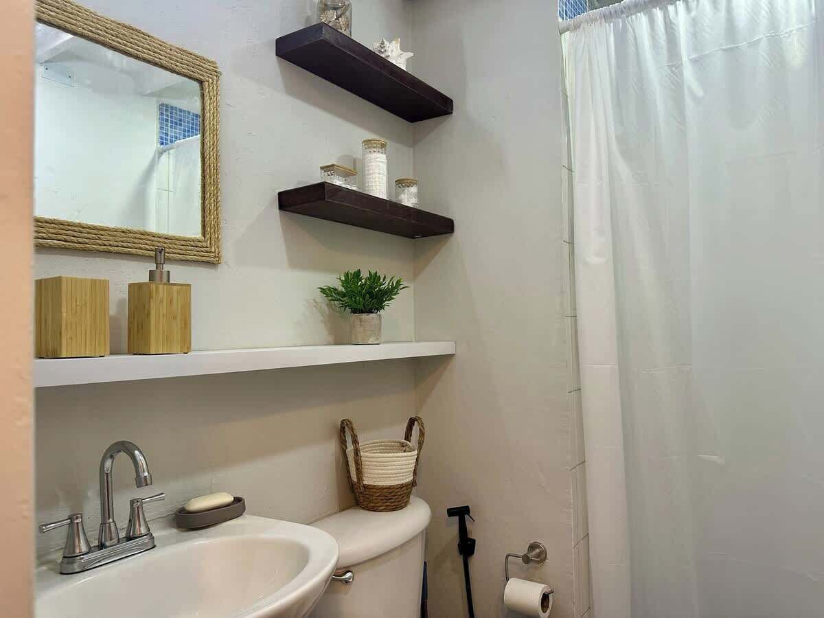 Chuveiro, secador de cabelo, shampoo 