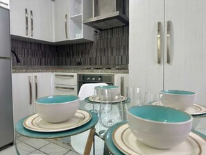 Fridge, oven, cookware/dishes/utensils, dining tables - Apartamento en Margarita La Marina Casino Del Sol (Porlamar)