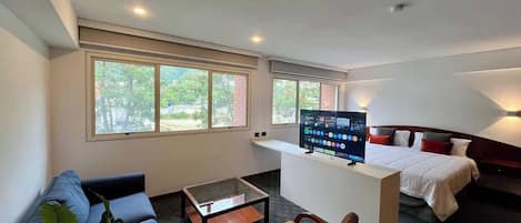 Tabla de planchar con plancha, wifi y ropa de cama