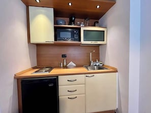 Coffee/tea maker, fridge, microwave, blender
