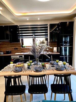Una cucina moderna con zona pranzo.