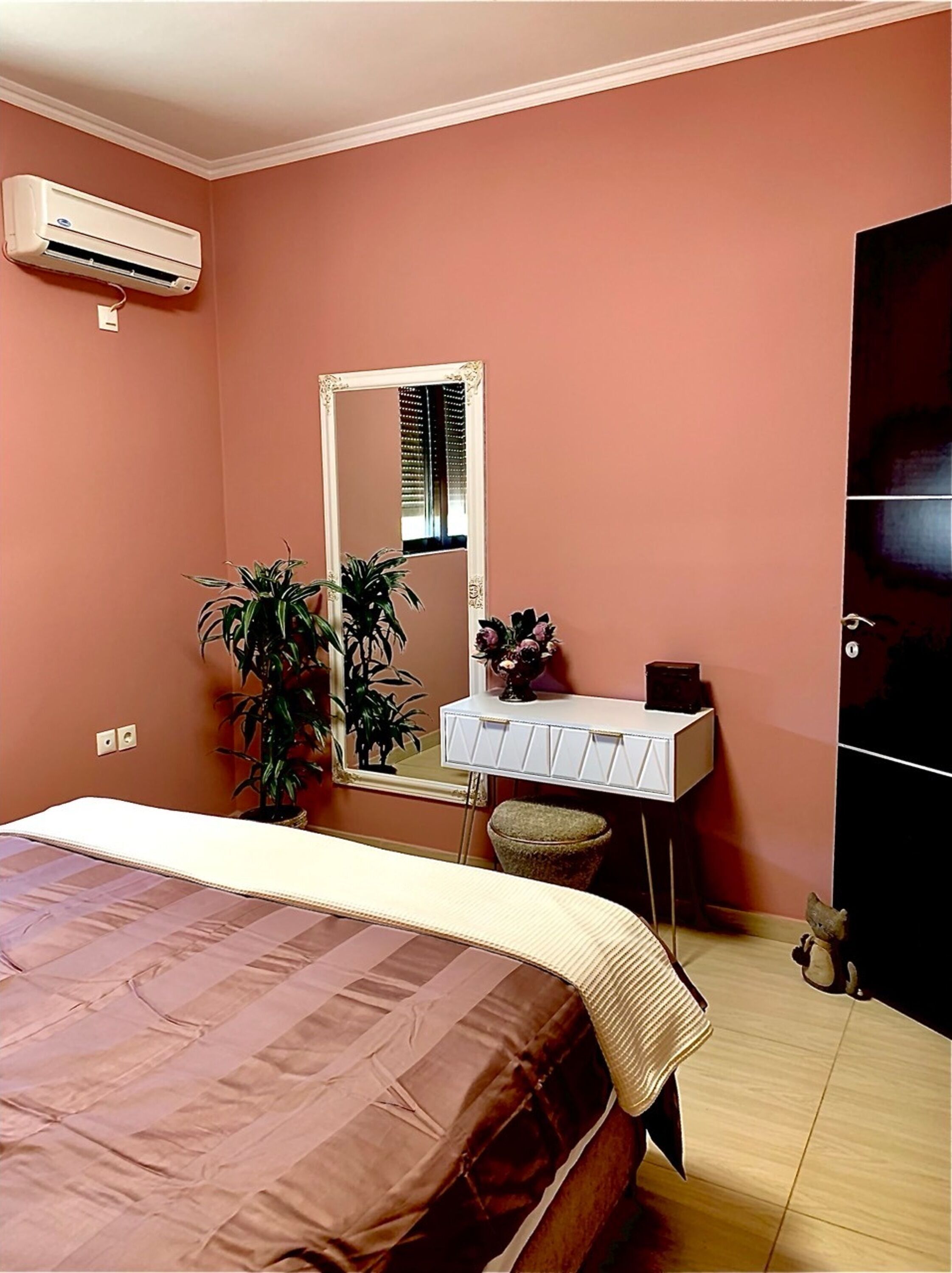 2 slaapkamers, een strijkplank/strijkijzer, reisbedje, gratis wifi