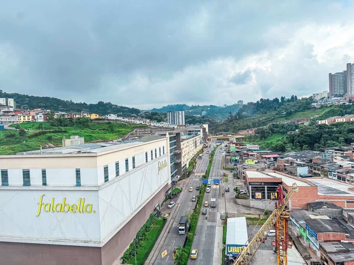 A cityscape with a prominent building labeled 'falabella' and a busy street with vehicles.