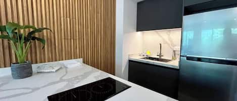 Coffee/tea maker, fridge, microwave, blender