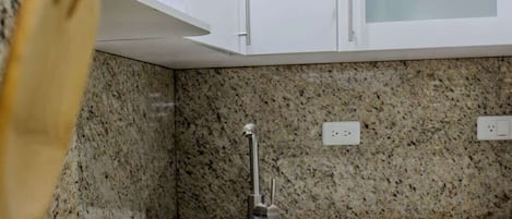 Cafetera y tetera, refrigerador, microondas y horno