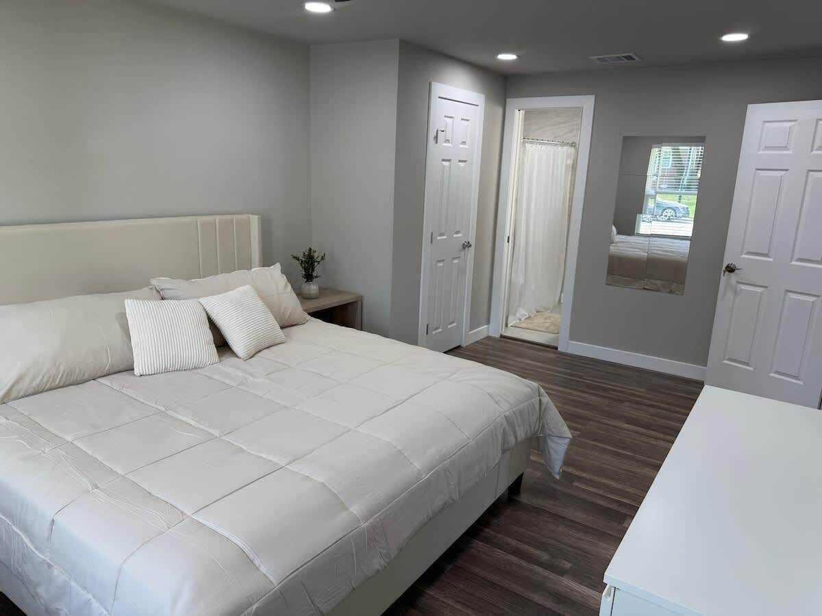 4 bedrooms, iron/ironing board, WiFi, bed sheets
