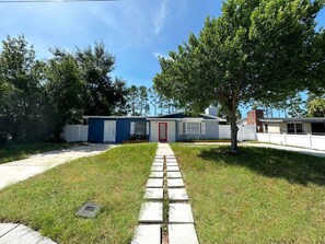 A residential property with a paved driveway leading to a house with a red door. - Altamonte Springs Apt: Pool & City Views, Prime (Altamonte Springs)