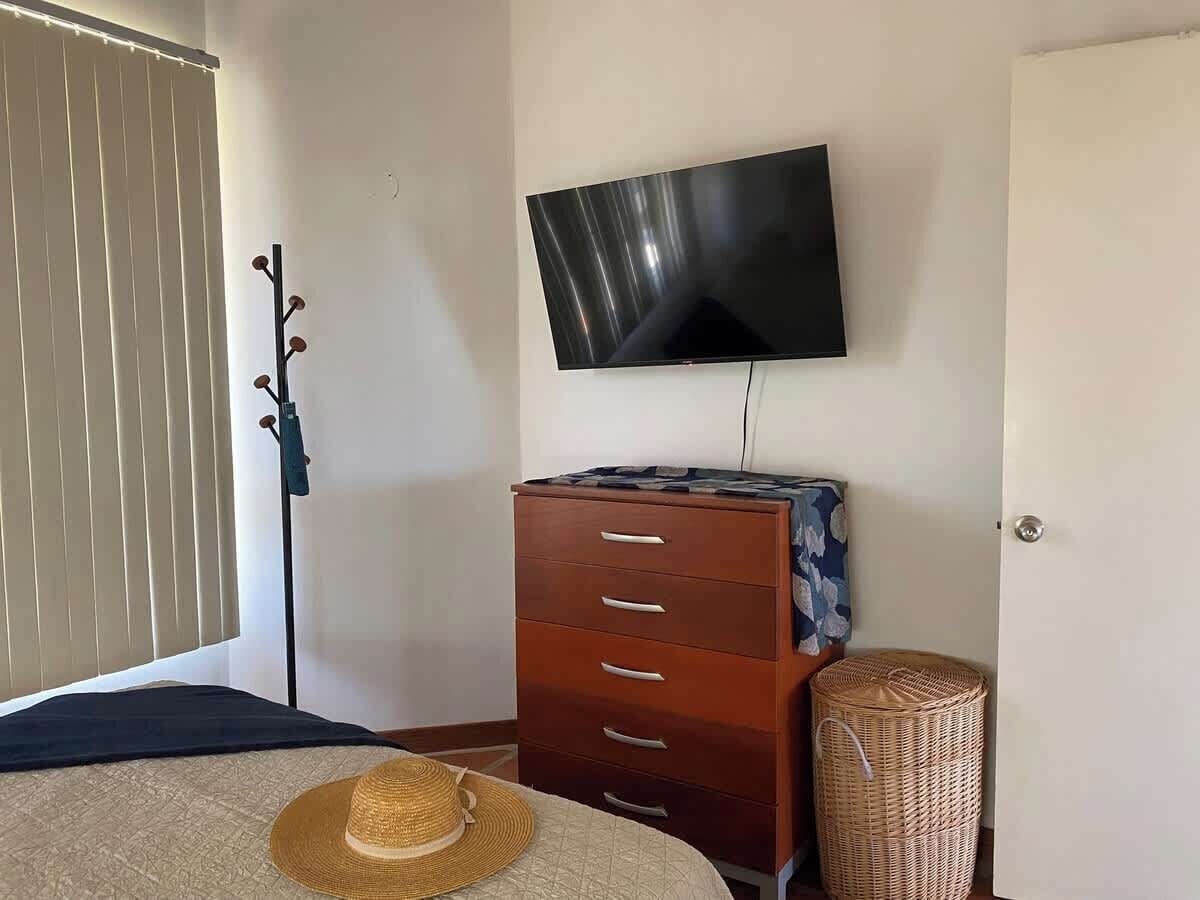 Tabla de planchar con plancha, wifi y ropa de cama 