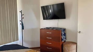 Tabla de planchar con plancha, wifi y ropa de cama