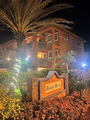 Un edificio de varios pisos con un letrero que dice 'Bahia Real' al frente.