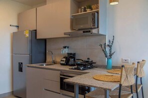 Kahvin-/teenkeitin, jääkaappi, mikroaaltouuni, tehosekoitin