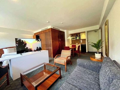 Encanto Clásico en Altamira: Piso 4 con Balcón