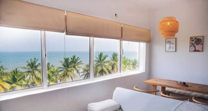 Seafront Apt - AC - King Bed - Fast Wi-Fi