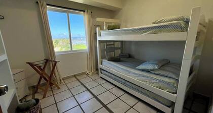 Seafront Apt - AC - King Bed - Fast Wi-Fi