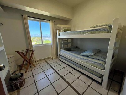 Seafront Apt - AC - King Bed - Fast Wi-Fi
