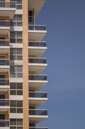 Un edificio de varios pisos con balcones y ventanas.