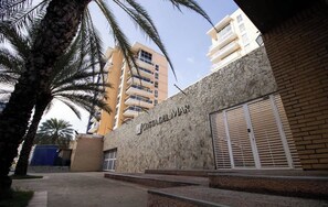 Un bâtiment doté d’une façade en pierre et d’une enseigne sur laquelle on peut lire « COSTA DEL MAR ».
