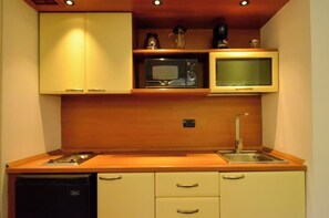 Cafetera y tetera, refrigerador, microondas y horno 