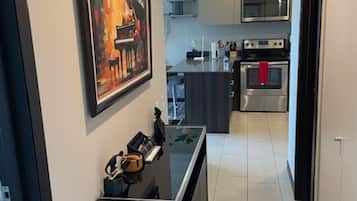 Una cocina moderna con una isla central, un microondas y un horno.