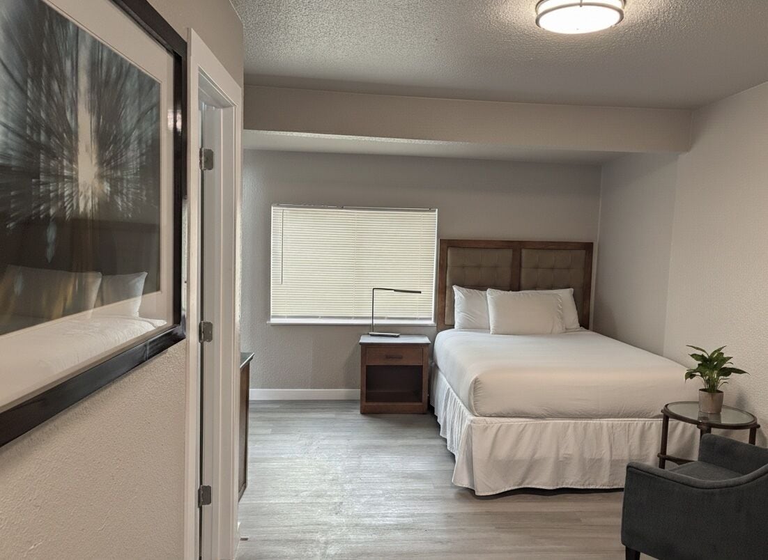 Renovated Queen Studio On Main Street In Longmont - Longmont, CO